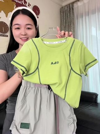 这套女童夏装简直太洋气了,姐妹们快给孩子安排起来!它是那种小清新风格的套装,上身特别好看,而且还是棉质的,穿起来舒服又透气,非常适合夏天去穿。它整体是偏休闲风的,但是又带着一点甜美感,不管是外穿还是内搭都很合适,赶紧给家里的宝贝入手一套吧!#户外穿搭 #时尚穿搭 #骗你生女儿 #高品质童装 #便宜又好穿