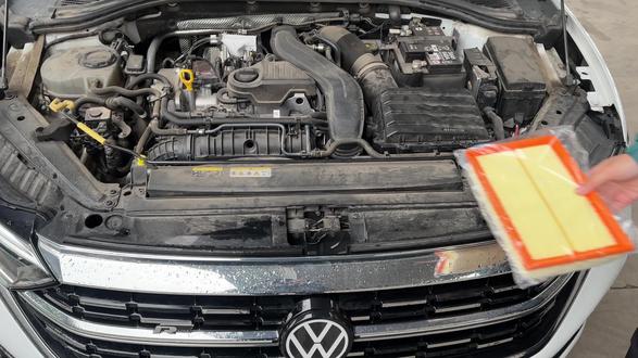 爱车保养前自己动手更换空调滤芯和空气滤芯,更换方法下面都有详细更换方式,更换空气滤芯可以避免发动机堵塞造成动力不足油耗变高,更换空调滤芯可以保护空调系统给车内新鲜空气#空调滤芯 #空气滤芯 #大众滤芯更换教程 #汽车用品