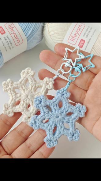 钩织一款规规整整的雪花挂件,详细视频教程 这款雪花相对来说更加简单,只要钩两圈就可以得到一片雪花啦!
🧶:@LIFEYARN家居用品旗舰店 四股牛奶棉
色号:16冰蓝,30白茶花
钩针:2.0mm
#钩针编织 #钩针图解 #钩针教程 #雪花的形状 #毛线手工