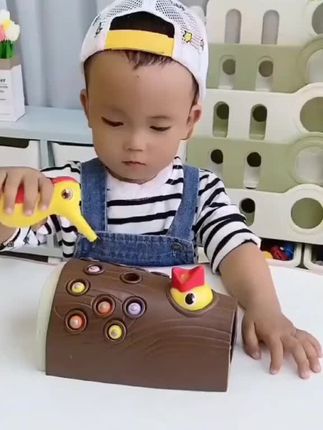 刚到手的啄木鸟吃虫玩具来喽啦,真是太好玩了,孩子一玩就是一下午,终于解放了双手,还可以锻炼宝宝手眼协调能力和专注哪!真不错#儿童玩具 #礼物 #啄木鸟玩具 #益智玩具#哄娃神器