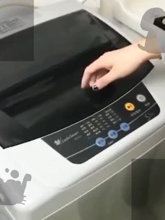 如果你家的洗衣机超过三个月没洗,那么我建议你一定要试试这个洗衣机清洁泡腾片,小小的一片丢进洗衣机里清洗半小时,随水流排出之后,洗衣机干干净净还香香的,而且它还能深入到夹层里面去清洁,有效率高达百分之九十九,有了它再也不用担心衣服洗不干净了。