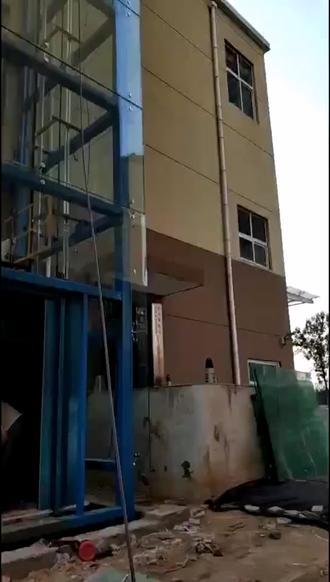 昌平区室外房屋改造加装电梯钢架 专业电梯井道焊接设计安装施工 昌平区旧房改造加装室外电梯钢架井道,根据业主实际使用需求定制方案。施工前期对接电梯厂家,精准核对设备安装尺寸,严格按照建筑安全规范完成整体结构设计。结合现场实际施工环境,合理选配优质钢材,严谨把控切割、拼接、焊接、紧固等全流程工艺。施工过程严格检测结构承重、整体垂直度与框架稳定性,全方位规避安全风险。专业施工团队标准化作业,打造坚固耐用的电梯钢架井道,符合电梯运行使用标准,有效改善老旧住宅出行条件,保障居民日常乘梯安全顺畅。
#昌平电梯钢架安装 #房屋改造加装电梯 #室外电梯井道焊接 #电梯钢架结构设计 #老旧住宅电梯施工