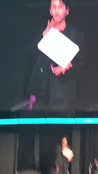 屏幕里的人 终于奔赴现实✨
近距离直面张凌赫 颜值直接鲨疯了😭
还被种草了他同款联想YOGA Air 14 Ultra
975g极致轻薄+2.8K OLED超清屏
天禧AI算力拉满 颜值科技双双封神
线下追星 一次沦陷两样🥰
#张凌赫 #联想超能之夜 #YOGAAir14Ultra #线下追星实录#小核桃
