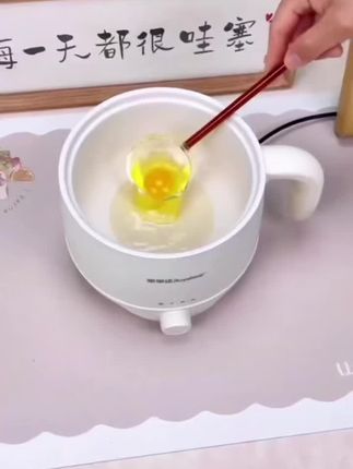 还在纠结吃什么?荣事达多功能电煮锅,有了它,各种美味轻拿捏! 它功能很全,煎炒蒸煮涮,样样行。不粘内胆,易清洗,防干烧设计,安全有保障。不管是独居、宿舍生活,还是家庭小聚,它都能轻松满足你的烹饪需求,开启美味生活!#电煮锅 #小电锅 #蒸煮一体锅推荐 #宿舍电煮锅 #荣事达