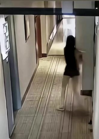 商丘就巴掌大的地方,早晚你家里人能刷到这事儿!我倒要看看,你被亲戚朋友认出来,脸往哪儿搁!我不怕丢人!12月9号晚上,我跟朋友出去吃饭,你跟我说要和闺蜜聚餐,吃完直接去她家住不回来了,还特意发了和闺蜜的视频。
我当时压根没多想,还反复叮嘱你俩:吃完饭早点回,别在外头玩太晚!我和朋友喝到晚上九点多到家,刚准备洗漱,你发了条消息又秒撤回。我问你发的啥,你没回,我还傻乎乎以为你发了什么情话不好意思又撤回了,压根没往别处想。
第二天早上7点我要上班,看你没发消息,就主动问你是不是直接去公司了,你没回。我琢磨着你俩昨晚玩太晚睡过头了?半小时过去依旧日没动静。再打语音没人接,电话也石沉大海,直到第三遍你才接,结果电话那头,是你的"男闺蜜"?他说你们昨晚喝多了还没起,我当时直接就炸了,刚要张嘴骂但那小子那淡定的语气又让我迟疑了,我说那我去你闺蜜家接你。可他支支吾吾说,你闺蜜吃饭吃到一半有事走了,就剩你俩,现在在火车站酒店,还特意强调"别误会开了两间房分开睡"!我直接挂了电话就往酒店冲。你说在你闺蜜家住,可现在却出现在酒店,这要没点事谁信哪?心里想着到那要是真有事就活撕了你俩,半小时后我到酒店前台,正撞见你俩在大堂坐着。你说昨晚喝多了没看见消息,这话换个正常人能信?更可笑的是你旁边那黄毛小子,男不男女不女的,一个劲道歉说你闺蜜不靠谱,把你单独扔酒店了,我没理他,让你先上车。你真以为今早补开两张房卡,我就查不到了?你们怎么进的酒店,甚至在酒店门口那副深情款款的样子,头顶上的监控都看得一清二楚!我强忍着没发作,心里想着人丢了钱不能再丢了,这几年花你身上的每一分钱我都得加倍的要回来,开车回去的路上,你一个劲忏悔,说再也不喝酒了,抱怨闺蜜不靠谱把你丢下。我全程没吭声,就想看看你还能演到什么时候,到家后你居然还问我"怎么不关心你难不难受"你这话是怎么好意思说出口的?把我当傻子耍吗?更奇葩的还在后面!当晚你那个所谓的男闺蜜"其实是你前男友吧?还TM加我微信,上来就说"哥,我是昨晚跟XX喝酒的XX我和她好了很久了,今天鼓起勇气告诉你就是想承认错误,不该破坏你家庭",我不想跟他墨迹,直接拉黑,说一句话都感觉恶心,我已经在心里准备好了无数的报复手段,想听我怎么报复他吗?来找我做头发,我慢慢告诉你
#喜美造型名门城店 #喜美造型 #日常分享