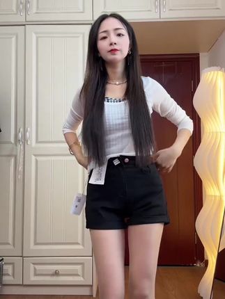 #谁穿都好看 #夏季穿搭 #高腰短裤 #牛仔短裤 #休闲减龄穿搭