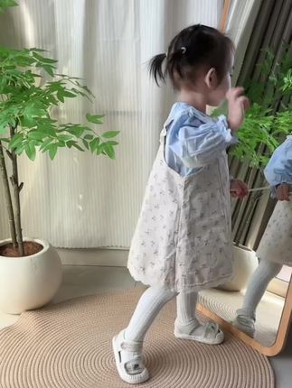 秋天也可以是个小甜妹呀~#跟着女儿学穿搭 #我的女孩👧🏻 #女童穿搭 #秋季搭配#背带裙