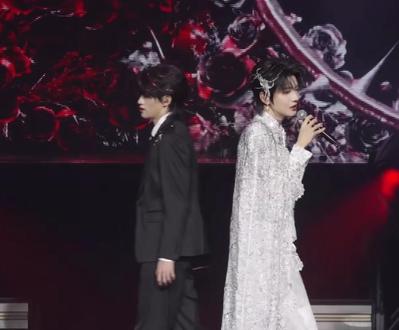红白玫瑰官摄,超级好听~ #云熠星河#云旗郝熠然#曼谷演唱会#绝配#好听的声音