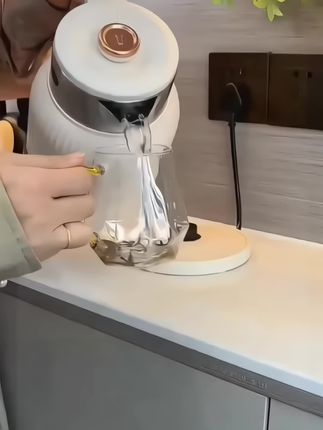 烧水壶还是要选能自动断电的,这样用起来更安全。这款烧水壶不仅容量大,而且加热速度也很快,烧一壶水几分钟就烧好了,水烧开后还能自动断电,自动进入保温状态。让开水一直保温在五十度左右,这样用起来方便又省心,趁现在价格合适,赶紧入手吧。#好物推荐🔥 #水壶#万利达烧水壶