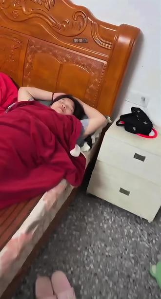 大嫂现在聪明了每次放包都位置都不一样😄 #把生活拍成段子 #创作者中心 #创作灵感 #晓愉 #晓愉大嫂
