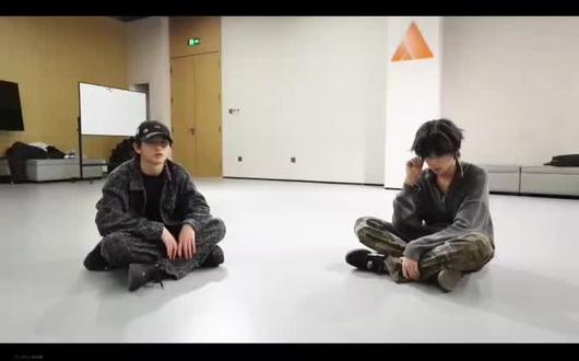 “你看球吗?”“不看”“你是直男吗?”“不是”#橹穆#穆祉丞#王橹杰#暧昧