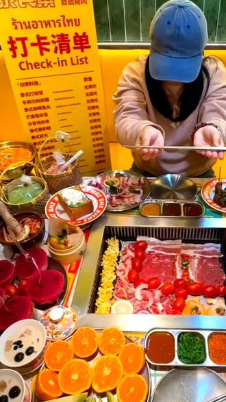 原价79现46.8元的韩泰食自助预售,火锅烤肉一起嗨。食材新鲜,环境舒服,服务贴心,交通也方便,花小钱就能吃撑。作为宜春自助餐的宝藏店,就是性价比的象征!刷到了闭眼囤,反正不用可以随时退。 #母亲节 #亲子餐厅 #约会餐厅 #火锅烤肉自助 #好好吃饭