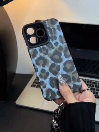 姐妹们这个手机壳拿在手上太有高级感了!你就这么一卡一扣,这个高级感蹭一下就上来了。他旁边是硅胶防摔的设计,他上下无死角全包,你怎么摔也摔不到侧面。最喜欢的还是这个挂绳,可以手提,这么高级又实用的可可,你还不心动吗?#蓝豹纹手机壳#硅胶防摔手机壳#高级感竖纹手机壳#爱了爱了#这个手机壳真的长在我心巴上了 #型号齐全