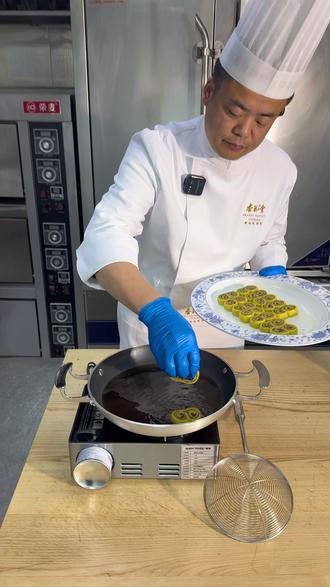 舌尖上的山西年🧧!一口吉祥如意枣糕卷,吃出吉祥如意好彩头!🌾 黄土高坡上的年味,都藏在这一卷甜香里,在山西不吃糕的春节是不完整的!层层叠叠的黄米面,卷着交城大骏枣做的细腻丝滑的枣泥,用河曲的黄芥子油小火煎制将米香和枣香、油香的碰撞扑鼻而来这才是三晋大地传承千年的年味密码✨#热门话题 #过年必吃 #舌尖上的山西 #抖音美食推荐官 #寻找年味 @DOU+上热门 @DOU+小助手 @海归海杏花堂周晓波 @山西杏花堂吕晓鹏 @奋斗💪 @山西文旅