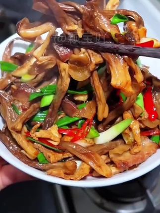 高山鹿茸菇#乡村味道 #鹿茸菇 #家常小炒 #脆嫩爽口 #快来一起尝个鲜