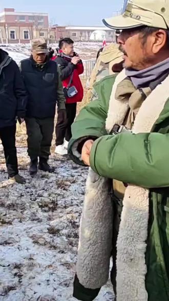 戈壁为纸,驼铃作笔。你们是丝路的记录者,更是家国的守护者。讲好家乡故事,护好团结底色,安全前行,不负征途。#东天山来骆驼队@蒋晓亮(东天山来的骆驼队)