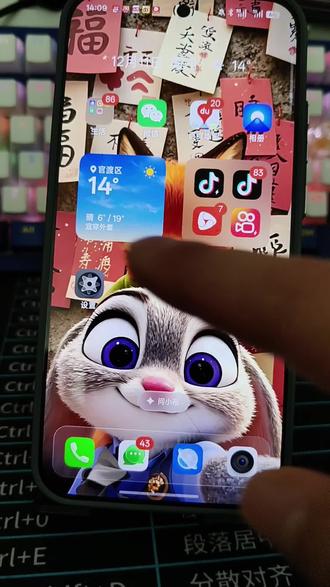 这个设置真的太好了!真我realme UI 7.0也支持全天候AOD(息屏显示)功能了,无需额外下载工具箱,只需10秒即可完成设置。具体步骤如下:进入设置,选择桌面锁屏与个性化,下滑找到息屏选项,打开息屏显示,然后选择全景沉浸模式。
选择全景沉浸模式后,系统会默认开启全天候显示,仅当电量低于10%时才会关闭。如果选择其他息屏模式,也可以手动将其设置为全天显示。#教程来了 #全天候AOD #真我GT8 #realmeUI7.0 #真我gt8pro