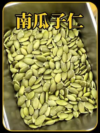 好好的南瓜不收,为啥要全部打碎扔在田里。#南瓜子仁 #南瓜 #科普