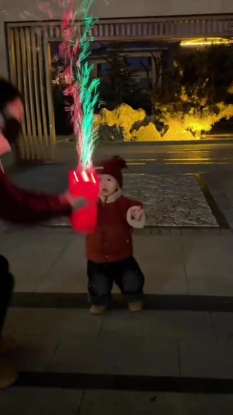 下下下周就要过年啦赶紧给宝宝安排这个超大号超好玩的烟花泡泡机!#泡泡机的快乐#放烟花#烟花泡泡机#宝宝玩具#新年倒计