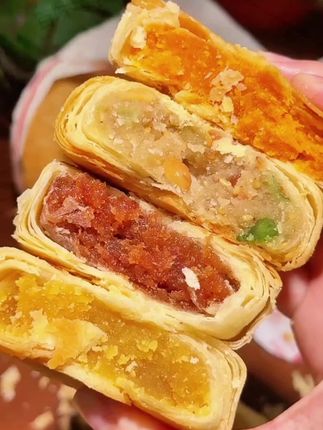 这黄庄月饼也太绝了!咬一口满是馅料,爆浆般的满足感直接拉满!薄皮裹着厚馅,还没嚼就先被酥到掉渣的口感征服,好吃到停不下来!中秋吃它超应景,作为传统糕点更是没话说,真心强烈推荐!#强烈推荐#黄庄月饼#月饼#中秋节 #传统糕点