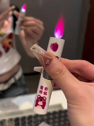 粉色火焰草莓熊防风打火机,炫酷和好朋友一人一只#网红打火机#潮流时尚 #防风打火机