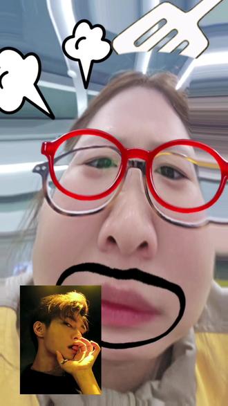 炎亚纶,这个姿势到底是怎么摆的!!!摆不明白啊!!咬的我手指疼…#炎亚纶 #台北名1