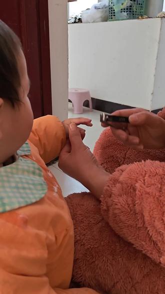 年初四,给外甥女家的小公主剪指甲,宝贝主打一个:我可以配合,但不能让你太顺利#日常分享