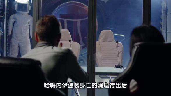 哈梅内伊遇袭身亡的消息传出后,全球目光立刻转向一个问题:谁将接替他?
答案,其实早已布局完成。
据媒体此前报道,数周前,哈梅内伊已经任命前革命卫队指挥官、最高国家安全委员会秘书阿里·拉里贾尼担任中央执政职务,负责主导战时计划的制定,以应对美国可能发动的袭击。
拉里贾尼,现年68岁,曾在2005年至2007年担任伊朗最高国家安全委员会秘书,任内担任伊朗核问题最高谈判代表。2008年当选议员,同年就任议长。2025年8月5日,他第二次出任伊朗最高国家安全委员会秘书。
更重要的是,哈梅内伊建立起了一套完整的继承体系。他为由他亲自任命的每个军事指挥和政府职务指定了四层继任人选,要求所有担任领导职务的人提名最多四名继任者,并将自己遭遇不测后的决策职责委托给一个由亲信组成的小组。
在这个体系中,拉里贾尼被赋予核心执政事务的领导权,包括应对伊朗国内爆发的抗议活动、与美国的谈判、与包括俄罗斯、卡塔尔和阿曼在内的关系协调,以及主导战时计划的制定。
伊朗分析人士表示,哈梅内伊“完全相信”拉里贾尼能够处理危机,并在自己遭遇不测后领导国家。
在哈梅内伊遇袭身亡后,伊朗方面宣布,将由总统佩泽希齐扬、司法部长和宪法监护委员会一名法学家共同领导国家。但熟悉伊朗政治的人都清楚,真正掌握实权的,将是那个拥有革命卫队背景、丰富政治经验、以及哈梅内伊生前信任的拉里贾尼。#哈梅内伊 #美国 #以色列#伊朗