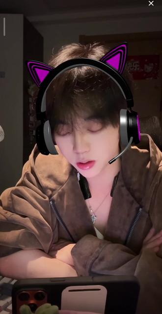 原来拿铁谈恋爱去这个样子~和小豆包谈一晚上了,我 4 岁的侄女也这样和豆包聊一晚上的@拿铁 @拿铁☕️. #豆包 #情侣打视频 #Npc聊天交友