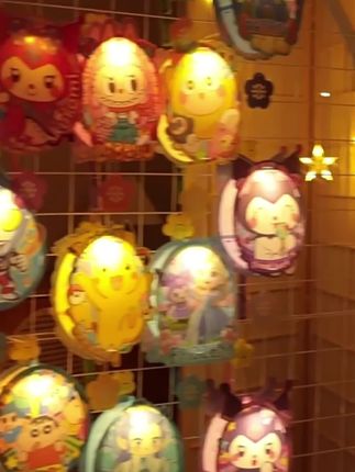 #中秋灯笼幼儿园 小朋友喜欢的奥特曼灯笼来了,不需要剪刀和胶水,只需抠下图形将它们拼起来,用自带的两脚钉将连接处固定,超酷的奥特曼灯笼就完成了!成品结实又牢固,还可以拎着它出去玩,玩法多样趣味十足,中秋氛围瞬间拉满#奥特曼灯笼 #库洛米灯笼 #儿童灯笼 #灯笼