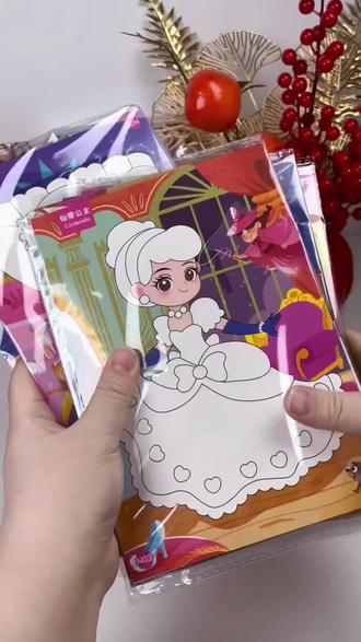 小朋友喜欢的公主换装贴纸来了!给小朋友们准备了超多漂亮的小裙子,还有可爱的公主头
饰,每一套搭配都超级好看,而且还可以反复
粘贴,让小朋友们可以尽情发挥自己的想象力,设计出更多漂亮的造型。快来一起加入我们吧,给这些可爱的公主们穿上美丽的衣服!#儿童手工 #粘贴画 #幼儿园手工 #贴画 #换装贴画