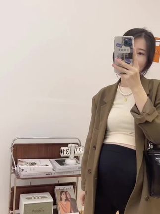 小孕妇们,产检一定要穿无绳孕妇裤,不用解绳子产检很快就搞定啦,有好几个厚度可以选择哦~#孕期穿搭#孕妇鲨鱼裤#孕期