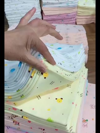 月子里婆婆给宝宝用拿了很多纯棉尿布,天热不能总捂着尿不湿,一可以白天和晚上搭配着用 #纯棉尿布 #可以水洗的纯棉尿布裤 #尿戒子#母婴好物 #新生儿