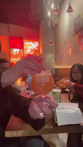 新酒上枪测评-二进制-步步生花·莓果蠕变黑糖奶昔酸艾尔#精酿啤酒 #清吧#酒馆