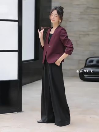 安可拉红色短款无领西装:小个子春秋的「显高氛围感神器」 告别臃肿,解锁小个子的利落气场!2025春秋新款安可拉红色短款西装,用恰到好处的衣长掐出黄金腰线,视觉显高5cm不费力。 无领设计打破传统西服的刻板,弱化肩线更显柔和,日常通勤搭衬衫干练、周末配吊带裙慵懒,一衣两穿承包你的春秋造型。正红色调不挑肤色,显白又提气,简约剪裁藏住小赘肉,随手穿都能穿出精致不费力的时髦感,让你在人群中轻松成为亮点。 #通勤搭配 #简约大气 #春秋穿搭 #减龄气质