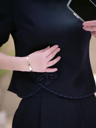 被这套优雅套装精准拿捏!立体剪裁让H型身材也有曲线美,高级面料撑起整个秋天的气质穿搭。上衣束进高腰裤瞬间拉长比例,小个子也能穿出好身形。从会议室到咖啡馆都能hold住,用精致感解锁不费力的高级时尚!#被秋日氛围感穿搭拿捏了 #气质穿搭 #微胖小个子女生初秋松弛感穿搭 #早秋秀场抄作业告别路人感 #变美的方式