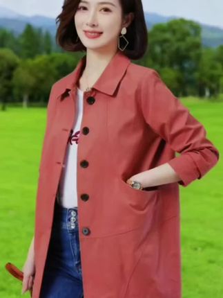 秋日的暖阳下,一件砖红色风衣,是季节的温柔告白。🍃🍂 #时尚穿搭 #风衣季