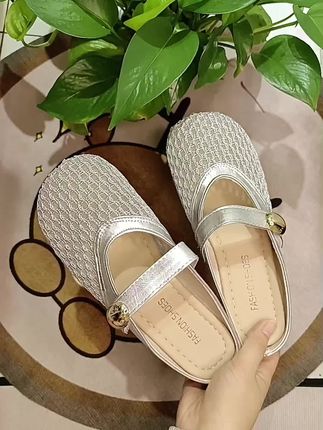 姐妹们,这双包头半拖真的太好穿了,它是那种很简约的设计,上脚特别洋气,而且它的面料很舒服,穿着就像踩在云朵里一样,一点都不会磨脚。平时出门逛街或者上班穿它都是没有问题的,它还是一脚蹬的设计,很方便穿脱,喜欢的姐妹赶紧下单吧!#好物推荐 #好鞋推荐 #穿搭 #种草 #氛围感