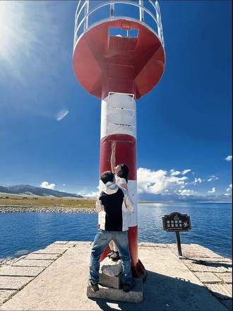 在赛里木湖当一次自由的“灯塔挂件” 挂上了!挂上了!#赛里木湖灯塔 #打卡赛里木湖灯塔 #灯塔挑战 #我在赛里木湖等你
