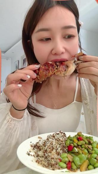 身高167体重106斤,生活化减脂今日总摄入1045大卡早餐:面包半片库迪超燃椰青美食
午餐:烤鸡腿,毛豆肉沫,藜麦饭
晚餐:全素麻辣烫
#美食 #减脂餐分享 #生活化减脂 #健康减脂 #扶持新人计划
