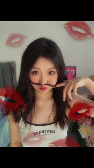 古早红唇氛围照安排上啦,好简单大家都去试试! #氛围感拍照 #拍照教程 #网感自拍 #红唇滤镜 #拍照姿势