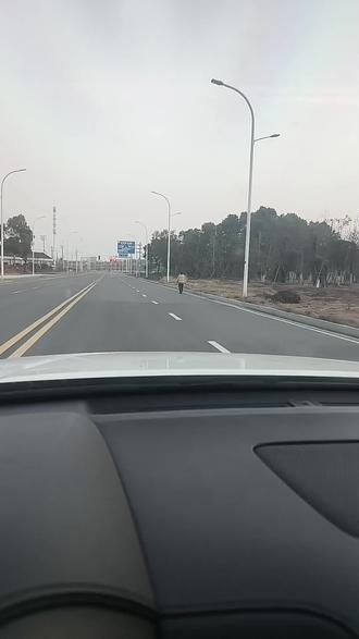 不要参与亲人的因果,不要太操心你的孩子,也不要太操心你的父母。个人吃饭个人饱,这世上每个人都是带着自己的剧本来的。孩子有他必须要撞的南墙,父母也有他们必须要受的暮年之苦。你想做那个剪刀手,帮孩子剪掉荆棘,想帮父母剪掉固执,以为这叫深情,其实这叫乱了分寸。在孩子的剧本里,你只是引路人,不是导演,在父母的剧本里,你只是陪伴者,不是审判官。为了孩子行差踏错而焦虑,整夜睡不着,但你忘了该走的弯路一米都少不了。
蝴蝶破茧很痛,你若好心帮他解开,他就永远飞不起来。
那些挫折是老天爷留给他开悟的法门,你替他挡了风雨,也就挡住了他生长的阳光,不让他经历风浪,她怎么长出掌舵的本事?
再看父母,他们几十年的习惯和思维就是他们的道。你非要用现在的道理去纠正他们的过去,这不叫孝顺,这叫傲慢。试图改变一个成年人的命运,往往是悲剧的开始。什么才是真正的慈悲?是允许,允许花成花,允许树成树,允许别人成为他自己,也允许自己帮不上忙。
最好的关系是守住边界。你在岸边看着,他若求助,你便身手,他若执意要过河,你便祝福。不要把他们的因果背在自己身上,管好自己的心,回头去想,真的不值得。