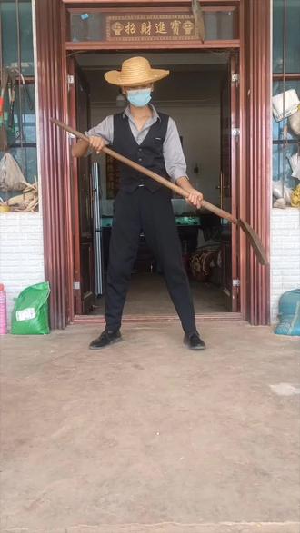 我妈说找不到女朋友就周末回家干活,今天是猪圈主理人 #王建彪 #三农 #农村生活 #vlog日常 #云南彪哥