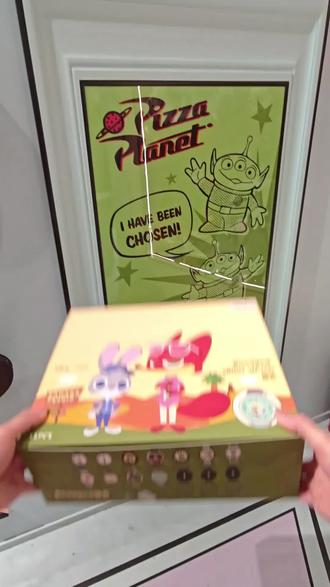 疯狂动物城手表盲盒新批次开箱!
最新批次的加了说明书整体重量都有变化!
重量分享码住:
1号131.8g尼克011814389341
2号130.1g朱迪011814390618
3号129.7g豹警官011814393416
4号129.2g旅鼠011818718865
5号130.4g闪电011818718203
6号127.2g狸宝011818719946
7号132.1g羊副市长011814364844
8号131.3g芬尼克011818736826
9号130.1g蛇盖瑞011818721384
10号127.2g尼克011818735668
11号127.8g尼克朱迪011814391842
13号119.8g小隐藏011814355667
#疯狂动物城手表 #疯狂动物城盲盒 #疯狂动物城联名 #大人也要玩玩具 #朱迪尼克