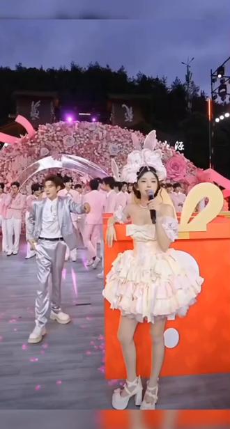 是紫霖吗,这句话真的好感动,谢谢妹妹给紫霖热度,这么好的女孩请大家好好保护好妹妹,希望她被很多很多人爱着。@紫霖-爱乐L @龙悦🐰(龙浩天妹妹)