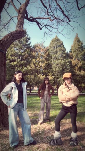 其实一遍就过了#超人强 #闺蜜穿搭 #三人手势舞