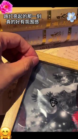 今天给大家分享一个超适合放在床头的朱迪尼克小夜灯,开灯前是一个平平无奇的亚克力画板,开灯后就真的被惊艳到了!这画面也太美了吧!而且它还有三种不同的灯光颜色,每一种都是不同的感觉,不管是放在卧室还是客厅都非常好看,喜欢的姐妹赶紧冲吧!#疯狂动物城 #疯狂动物城2 #相框夜灯 #夜灯 #相框摆台