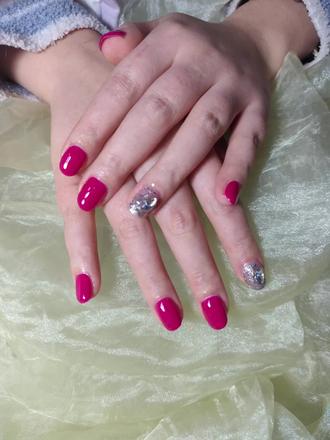 #超好看的美甲款式 #创作者中心 #创作灵感
谁懂啊!这个玫红色真的太绝了💅
上手直接白一个度,显白又显气质
搭配碎钻闪片跳色,甜酷感直接拉满
春天配小裙子,夏天配吊带,氛围感直接焊在手上