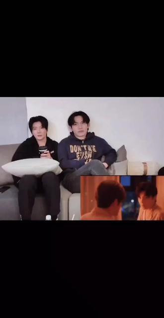 云旗看他哥和臻臻的吻戏就一脸的不爽,看他们两个自己演的时候,就会眼神乱飘,有种不敢直视的感觉。而且还脸红的要命🤣🤣#郝熠然 #云旗 #火了叫我 @DOU+小助手