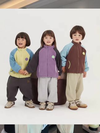 马上降温了,妈妈们赶紧来薅#papa 耐磨耐穿的小卫裤!A类品质,弹力超级大!活动跑跳没有束缚感,搭配卫衣T恤都很好看,关键非常耐磨,久穿久洗不易变形,妈妈们放心入#儿童卫裤 #儿童运动裤 #童裤 #百搭裤子